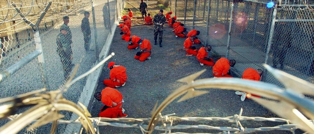 Ort amerikanischer Schande. Häftlinge m Camp X-Ray auf dem US-Marinestützpunkt Guantanamo Bay 2002.