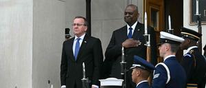 Boris Pistorius (links) wurde von seinem Kollegen Lloyd Austin im Pentagon mit vollen militärischen Ehren empfangen, einer Zeremonie mit erweiterter Ehrengarde und Militärkapelle. 