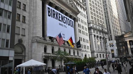 Birkenstock-Banner am Gebäude der New Yorker Börse in der Wall Street.