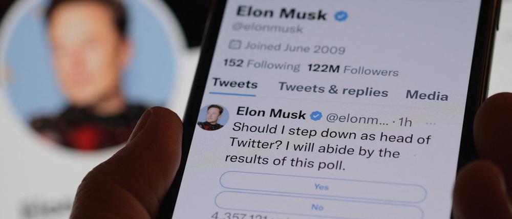 Elon Musk lässt Twitter-User darüber abstimmen, ob er als Chef zurücktreten solle.