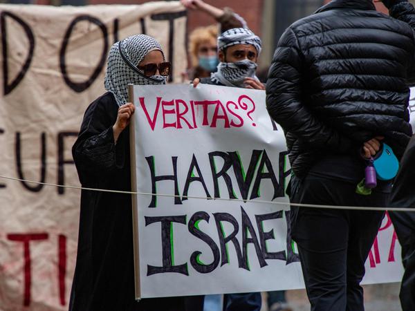 Protestierende versammeln sich am 14. Oktober 2023 bei einer Kundgebung in Cambridge, Massachusetts, an der Harvard-Universität, um ihre Unterstützung für die Palästinenser in Gaza zu bekunden. 