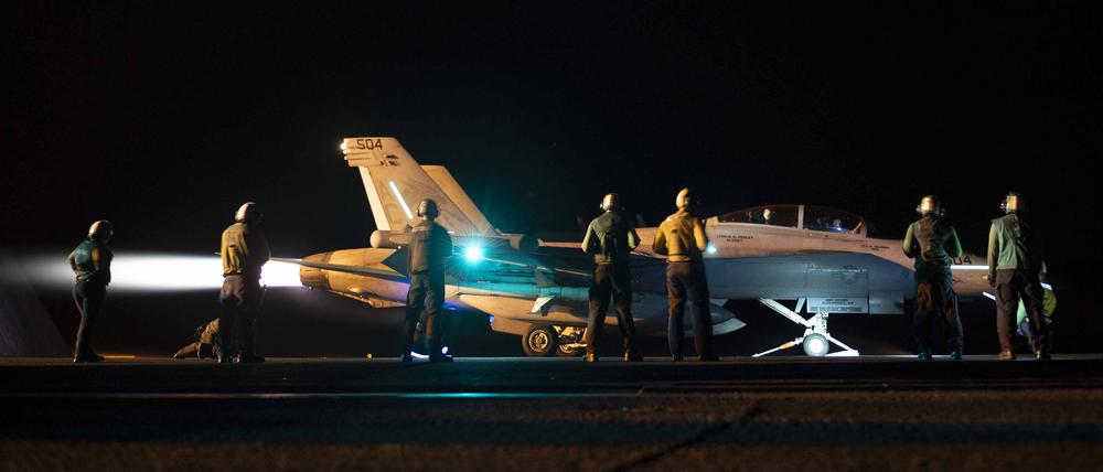 Auf diesem von der US Navy heraus gegebenem Bild startet ein F/A-18E Super Hornet-Kampfflugzeug der US-Marine vom Flugdeck des Nimitz-Klasse Flugzeugträgers USS Dwight D. Eisenhower zu einem nächtlichen Einsatz gegen die vom Iran unterstützten Houthi-Milizen zur Unterstützung der Operation Prosperity Guardian (OPG) im Roten Meer. 