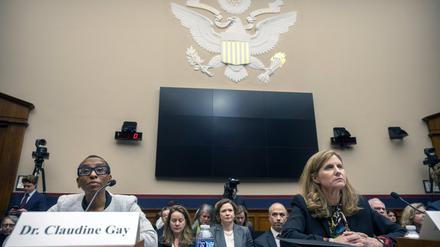 Claudine Gay (links), Harvard-Präsidentin, spricht während einer Anhörung des Bildungsausschusses des Repräsentantenhauses auf dem Capitol Hill, während Liz Magill, Präsidentin der University of Pennsylvania, zuhört. 