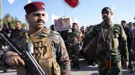 Mitglieder einer irakisch-schiitischen Miliz tragen den Sarg eines Kämpfers, der bei einem US-Luftangriff getötet wurde.