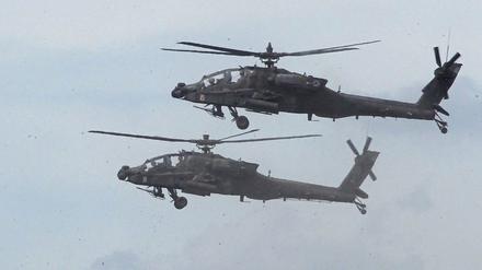 US-amerikanische Apache-Hubschauer fliegen während des Manövers Saber Strike. 