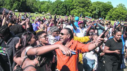 Afroamerikanische Familien feiern im Brooklyner Prospect Park den Nationalfeiertag Juneteenth.