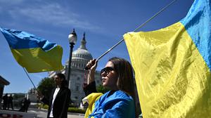 Aktivisten schwenken ukrainische Flaggen vor dem US-Kapitol in Washington.
