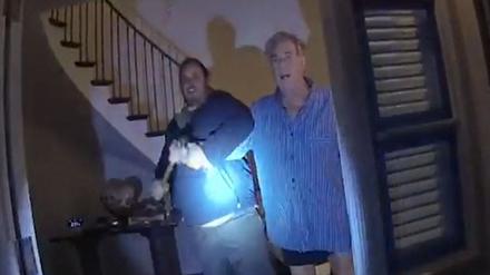 Dieses Standbild aus einem Body-Cam-Video der Polizei von San Francisco zeigt wie der Verdächtige David DePape (l.) Paul Pelosi am 28. Oktober 2022 angreift.