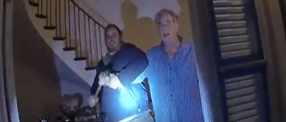 Dieses Standbild aus einem Body-Cam-Video der Polizei von San Francisco zeigt wie der Verdächtige David DePape (l.) Paul Pelosi am 28. Oktober 2022 angreift.