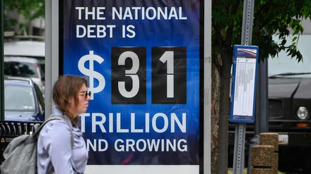 Plakat in Washington mit dem aktuellen Schuldenstand der USA.