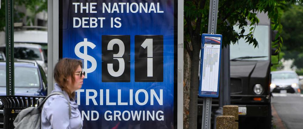 Plakat in Washington mit dem aktuellen Schuldenstand der USA.