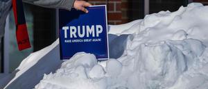 Ein Schild wirbt im schneebedeckten Iowa für Ex-Präsident Donald Trump. 