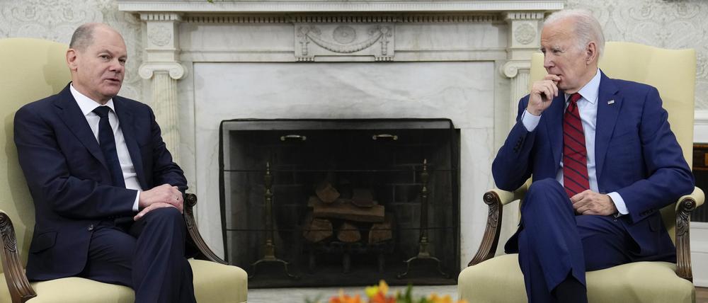 Joe Biden (r), Präsident der USA, empfängt Olaf Scholz (SPD), Bundeskanzler von Deutschland, im Oval Office des Weißen Hauses. Für Scholz ist dies der zweite Besuch in Washington seit Beginn seiner Amtszeit.