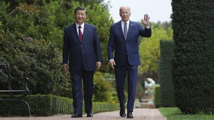 Joe Biden, Präsident der USA, und Xi Jinping, Staatschef von China, spazieren am Rande des Gipfels der Asiatisch-Pazifischen Wirtschaftsgemeinschaft (Apec) durch die Gärten des Filoli Estate. 