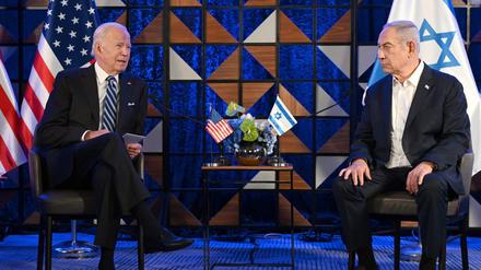 Joe Biden (l.), Präsident der USA, und Benjamin Netanjahu, Ministerpräsident von Israel, bei einem Treffen in Tel Aviv im Oktober 2023.