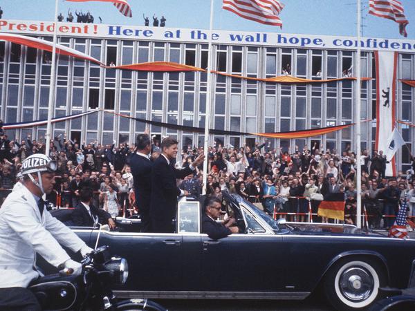 ... und der amerikanische Gast genoss die Fahrt im offenen Cabrio durch Berlin. 