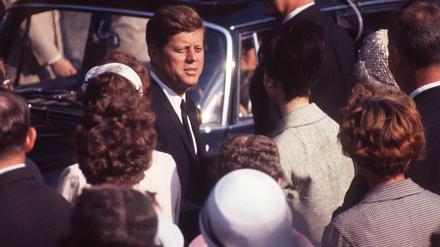 US-Präsident John F. Kennedy (1917-1963), USA (Demokratische Partei), Präsident der USA (1961-1963), bei seinem Berlin-Besuch, Kontakt mit der Berliner Bevölkerung, Bad in der Menge, im Hintergrund seine Limousine, 26.06.1963.