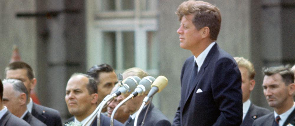 Der damalige US-Präsident John F. Kennedy bei seiner historischen Rede am 26.06.1963 vor dem Rathaus Schöneberg.