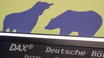 Bulle und Bär über dem Schriftzug DAX an der Frankfurter Börse.