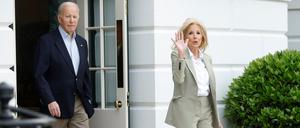US-Präsident Joe Biden und seine Frau Jill am Weißen Haus Ende März.