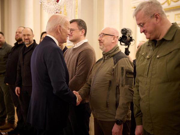 Biden podaje rękę ministrowi obrony Ukrainy Ołeksijowi Reznikowowi.
