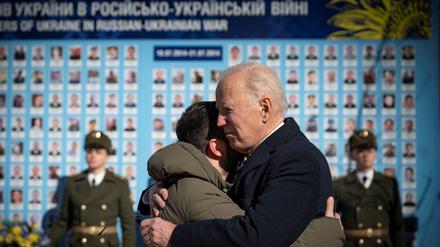 Präsident Joe Biden umarmt Wolodymyr Selenskyj an der Mauer der Erinnerung in Kiew Sie erinnert mit Fotos an die Soldaten, die im Verteidigungskrieg gegen Russland gefallen sind. 