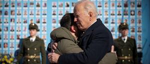 Präsident Joe Biden umarmt Wolodymyr Selenskyj an der Mauer der Erinnerung in Kiew Sie erinnert mit Fotos an die Soldaten, die im Verteidigungskrieg gegen Russland gefallen sind. 
