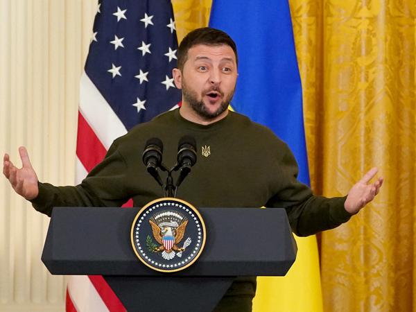 Wolodymyr Selenskyj beantwortet während der Pressekonferenz die Fragen der Journalisten.