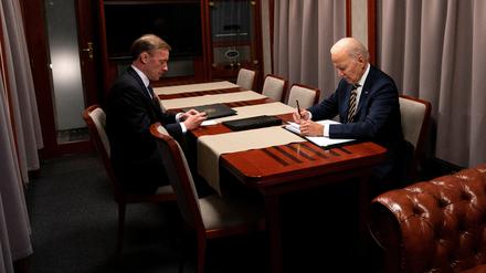 Präsident Joe Biden sitzt mit dem nationalen Sicherheitsberater Jake Sullivan im Zug nach Kiew, um sein Treffen mit Wolodymyr Zelenskiy vorzubereiten.