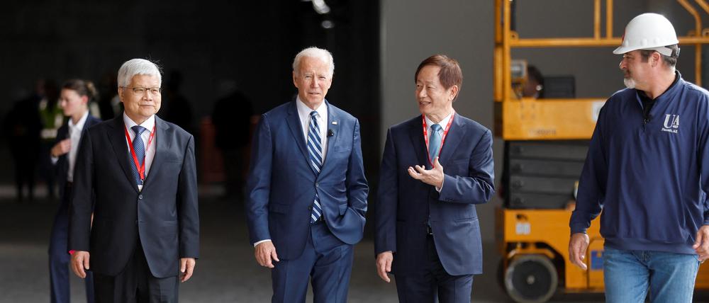 US-Präsident Joe Biden und TSMC-Chef Mark Liu besuchen eine Halbleiterfabrik des Unternehmens in Phoenix, Arizona.