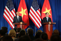 US-Präsident Barack Obama hat bei seinem ersten Besuch in Vietnam ein seit 50 Jahren bestehendes Waffenembargo aufgehoben.