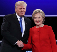 Donald Trump und Hillary Clinton geben sich im September die Hand.