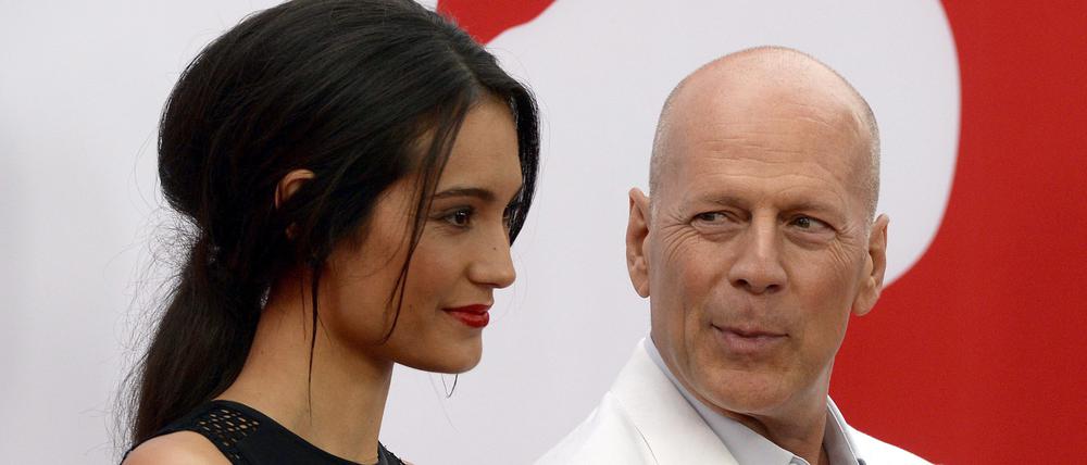US-Schauspieler Bruce Willis (r) und seine Frau, das Model Emma Heming-Willis (l), kommen zur Premiere des Films «Red 2» .