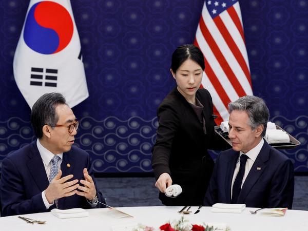 Südkoreas Außenminister Cho Tae-yul und sein US-Amtskollege Antony Blinken bei einem Treffen im Außenministerium in Seoul.
