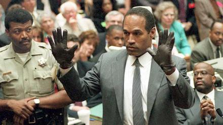 Nach dem Freispruch vor dem Strafgericht, hier ein Bild mit zwei Handschuhen, die wichtige Indizien waren, wurde Simpson von einem Zivilgericht verurteilt.