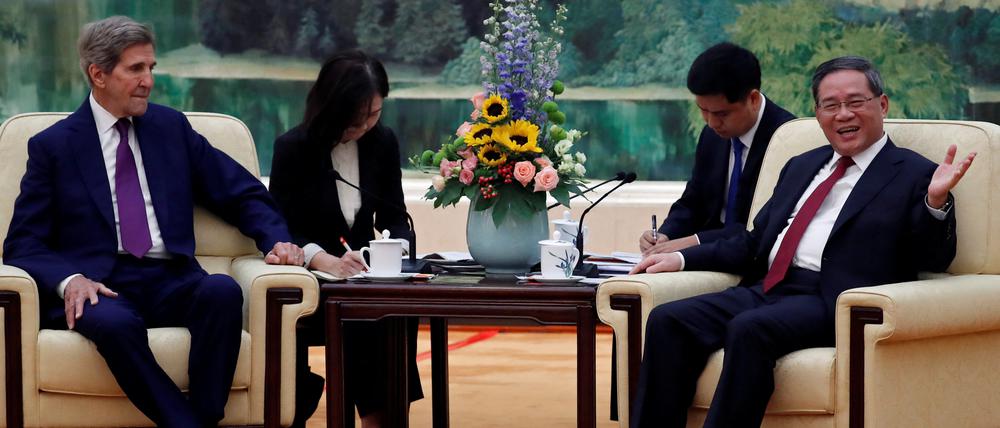 Machen wieder Klimadiplomatie: John Kerry (links) und Chinas Ministerpräsident Li Qiang (rechts).