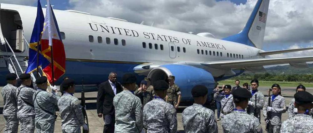US-Verteidigungsminister Austin bei seiner Ankunft auf den Philippinen.