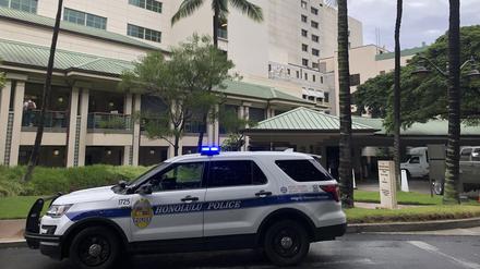Dieses Bild zeigt das Äußere des Queen’s Medical Center in Honolulu, in das einige Patienten eingeliefert wurden, die durch die Turbulenzen auf einem Flug der Hawaiian Airlines von Phoenix nach Honolulu verletzt wurden.