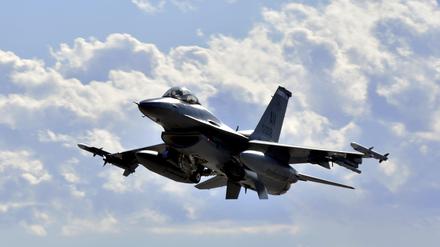 Auf diesem von der US-Luftwaffe zur Verfügung gestellten Bild hebt eine F-16 Fighting Falcon der 510th Fighter Squadron während der Red Flag 24-1 auf dem Luftwaffenstützpunkt Nellis, Nevada, ab. Nach der finalen Zustimmung der Türkei zum Nato-Beitritt Schwedens hat die US-Regierung den Verkauf von F-16-Kampfjets an Ankara auf den Weg gebracht. 
