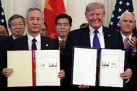 Donald Trump, Präsident der USA, und Liu He, Vizepremier von China, halten das unterzeichnete Handelsabkommen im East Room des Weißen Hauses hoch. Fast zwei Jahre nach Beginn des Handelskriegs zwischen den USA und China haben die beiden Länder ein erstes Handelsabkommen besiegelt.
