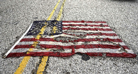 Eine USA-Fahne auf der Straße in Ferguson, auf der Michael Brown von einem Polizisten erschossen wurde.