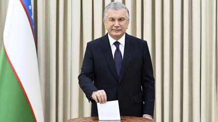 Der usbekische Präsident Shavkat Mirziyoyev gibt während des Verfassungsreferendums seine Stimme ab.