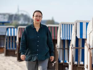 Die Schriftstellerin Ronya Othmann auf Usedom.