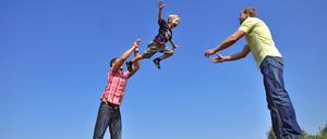 Väter agieren im Umgang mit Kindern oft spontaner als Mütter.
