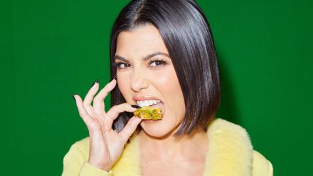 Kourtney Kardashian Baker bewirbt vor ihren 213 Millionen Instagram-Followern das aktuelle Produkt „Purr“ ihrer Nahrungsergänzungslinie „lemme“.