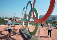 Olympische Eheringe. Valentin und Lisa Altenburg spielen sich in Rio die Bälle zu. Die dreijährige Tochter kommt auch noch nach.