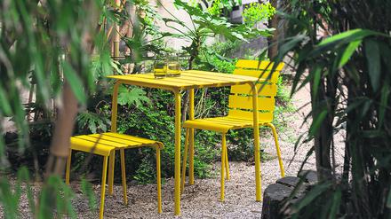 Wie im Dschungel. Tisch und Stuhl, hier in Sonnengelb, schuf Designer Maarten Baas für das Label Valerie Objects.