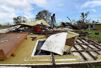 Ein Mann in Vanuatu steht auf dem Trümmern seines vom Zyklon "Pam" zerstörten Hauses.