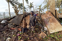 Vielen Menschen in Vanuatu hat der Wirbelsturm "Pam" das Haus zerstört. Hier Samuel und sein Vater in der Hauptstadt Port Villa.