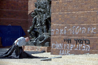 Unbekannte haben antizionistische Parolen an die Holocaust-Gedenkstätte Yad Vashem in Jerusalem geschmiert.